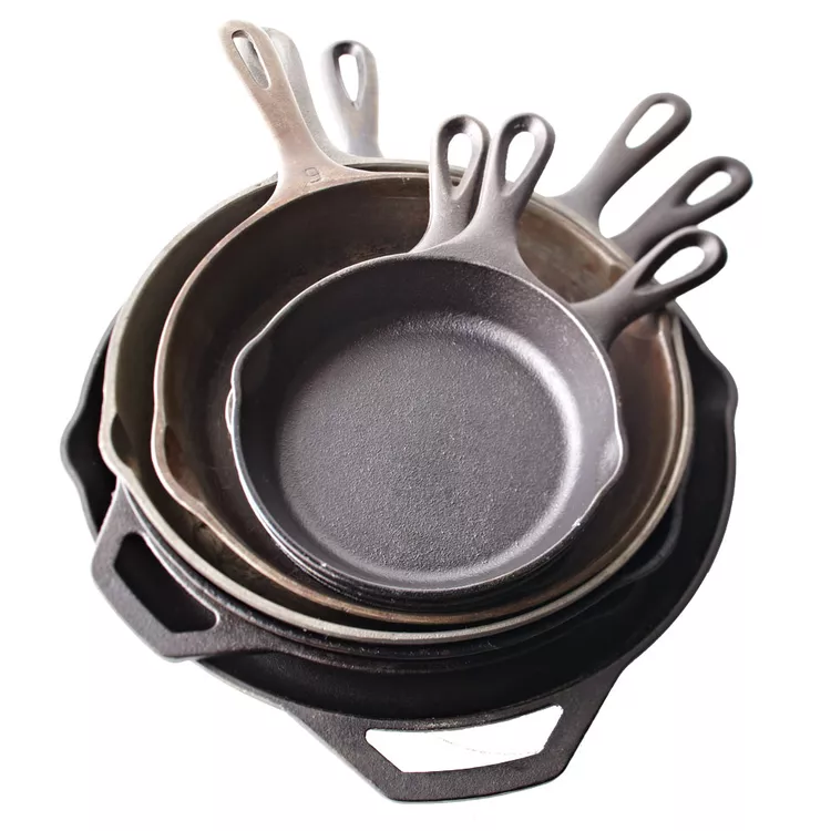 making pizza in cast iron pan